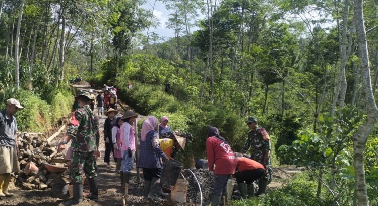 Danramil 06 Kalibening gotong royong bersama warga melaksanakan pembangunan Jalan Usaha Tani