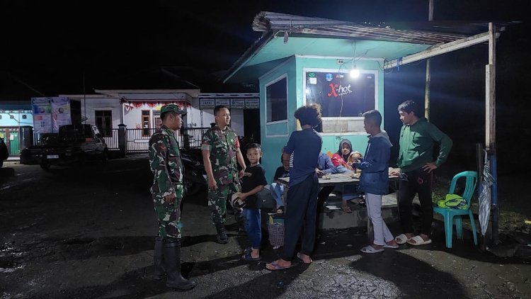 Babinsa Koramil 17 Wanayasa Menciptakan Kondusifitas Lingkungan dengan melaksanakan Patroli Malam