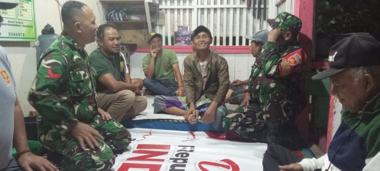 Babinsa Laksanakan Pos Kamling dan Patroli Bersama Masyarakat