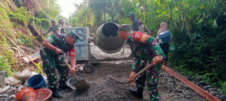 Anggota Koramil 10 Bawang Bantu Cor Jalan Usaha Tani di Desa Majalengka