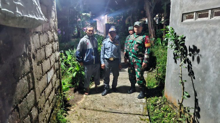 Babinsa Koramil 04 Karangkobar Melaksanakan Patroli Siskamling Bersama Linmas Dan Warga