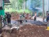 Danramil 08 Purwanegara Terjun Langsung Bantu Pengaspalan Jalan Usaha Tani di Desa Karangayar