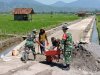 Serda Sektiaji Terjun Langsung Bangun Jalan Usaha Tani di desa Blambangan