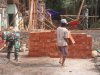 Semangat Gotong Royong Danramil Dan Babinsa Bantu Pembuatan Rumah Milik Warga