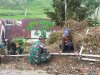 Danramil 06 kalibening dan Babinsa Bergotong royong bersama warga melaksanakan pipanisasi air bersih