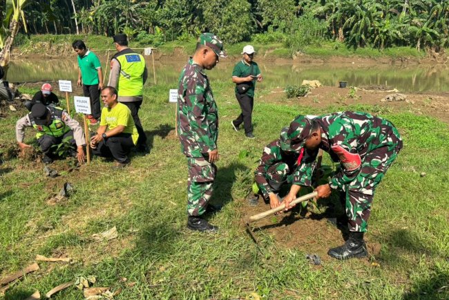 Koramil 02 Klampok Bersama Forkopimcam dan Siswa SMAN 1 Purwareja Klampok Gelar Aksi Penghijauan di Bantaran Sungai Serayu
