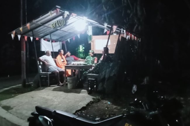 Babinsa Koramil 10 Bawang Intensifkan Patroli Siskamling di Desa Bandingan