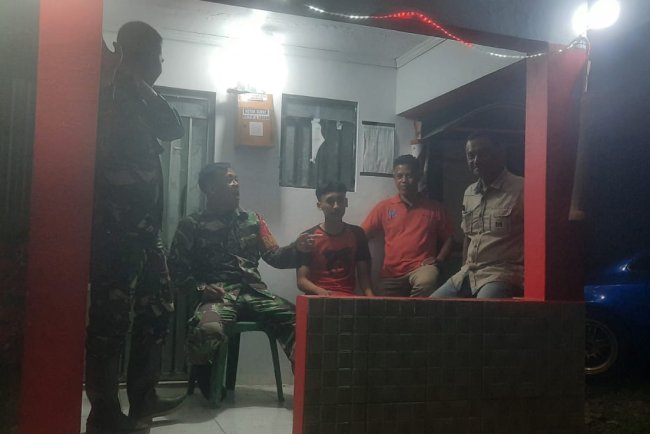 Anggota Koramil 12 Sigaluh Patroli Siskamling Bersama Warga Cegah Gangguan Kamtibmas