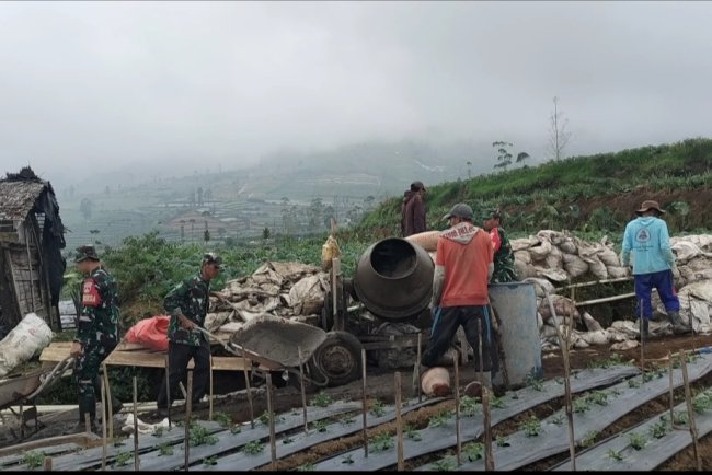 Terus Dukung Program Ketahanan Pangan Koramil Gotong Royong Dengan Masyarakat Pengecoran Jalan Usaha Tani  