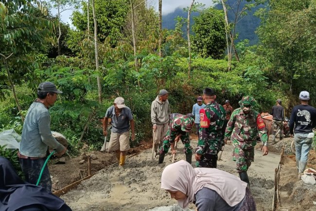 Danramil 06 Kalibening gotong royong bersama warga melaksanakan pembangunan Jalan Usaha Tani