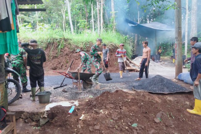Danramil 08 Purwanegara Terjun Langsung Bantu Pengaspalan Jalan Usaha Tani di Desa Karangayar
