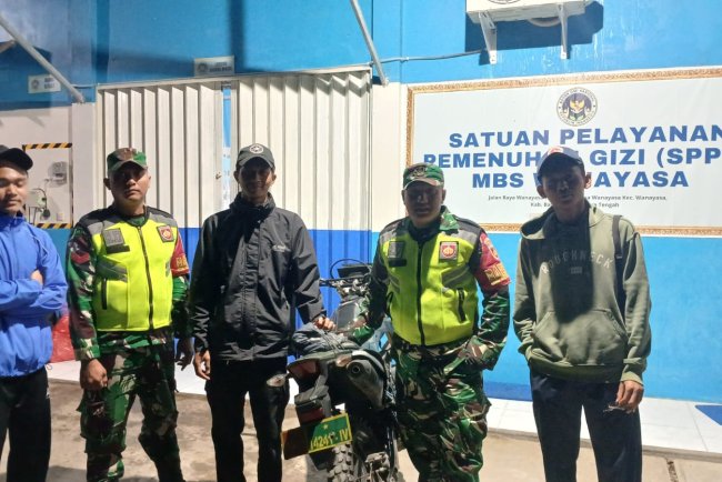 Babinsa melaksanakan Patroli Malam Menciptakan Kondusifitas Lingkungan