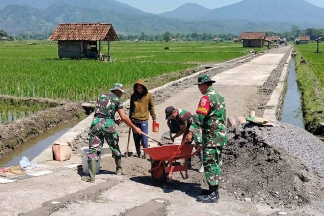 Serda Sektiaji Terjun Langsung Bangun Jalan Usaha Tani di desa Blambangan