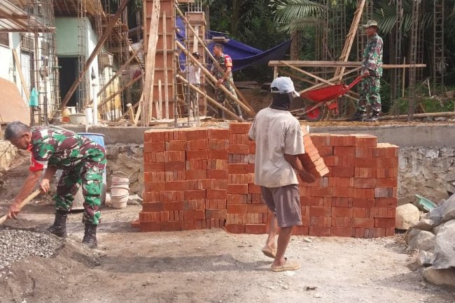 Semangat Gotong Royong Danramil Dan Babinsa Bantu Pembuatan Rumah Milik Warga