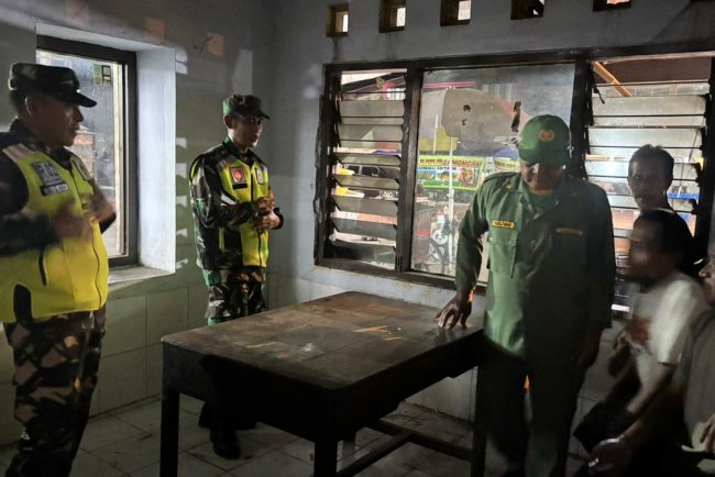BABINSA KORAMIL 02/KLAMPOK BERSAMA WARGA DAN SATLINMAS  MELAKSANAKAN KEGIATAN  SISKAMLING
