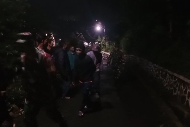 Babinsa bersama Warga dan Linmas melaksanakan Patroli Siskamling
