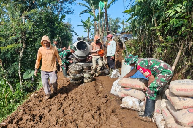 Babinsa Koramil 16 Pejawaran Karya Bakti Membuat Jalan Usaha Tani