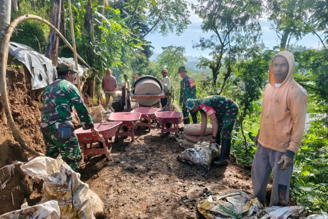 Babinsa Koramil 16 Pejawaran Karya Bakti Membuat Jalan Usaha Tani