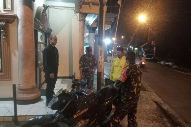 Lingkungan Aman Wargapun Nyaman Babinsa Rutin Laksanakan Patroli Malam