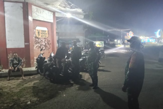 Babinsa Koramil 06 Kalibening Patroli Malam Cegah Gangguan Kamtibmas
