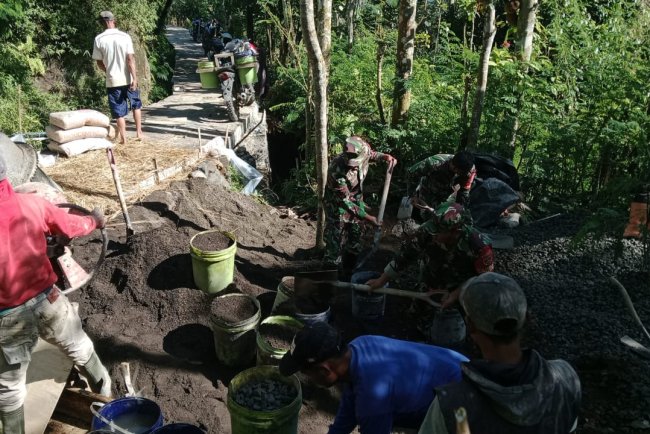BABINSA MEMBANTU PEMBANGUNAN JALAN USAHA TANI