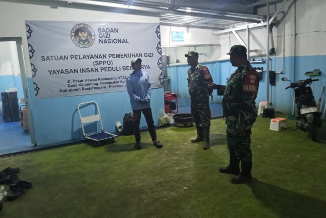 Babinsa Koramil 06/Kalibening Patroli Malam Cegah Gangguan Kamtibmas