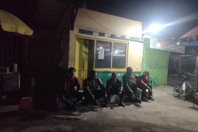 BABINSA BERSAMA WARGA MELAKSANAKAN SISKAMLING MENCIPTAKAN RASA AMAN DI WILAYAH BINAANNYA