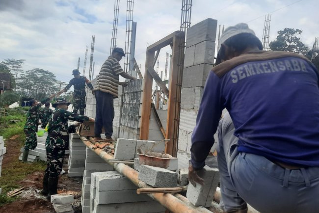 Koramil 03 Wanadadi Bersama Warga Gotong Royong Bangun Rumah