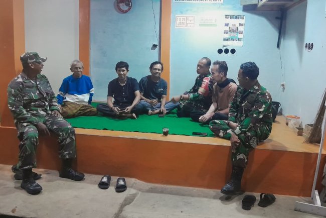 Anggota Koramil 12 Sigaluh Patroli Siskamling Bersama Warga Cegah Gangguan Kamtibmas