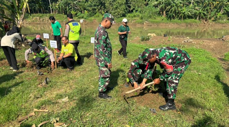 Koramil 02 Klampok Bersama Forkopimcam dan Siswa SMAN 1 Purwareja Klampok Gelar Aksi Penghijauan di Bantaran Sungai Serayu