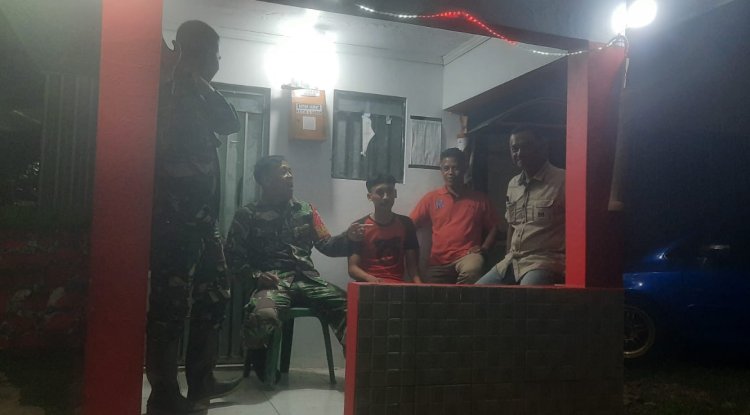 Anggota Koramil 12 Sigaluh Patroli Siskamling Bersama Warga Cegah Gangguan Kamtibmas