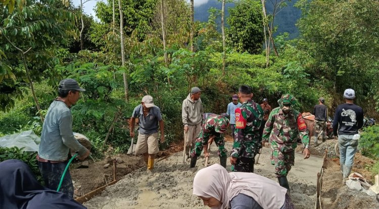 Danramil 06 Kalibening gotong royong bersama warga melaksanakan pembangunan Jalan Usaha Tani