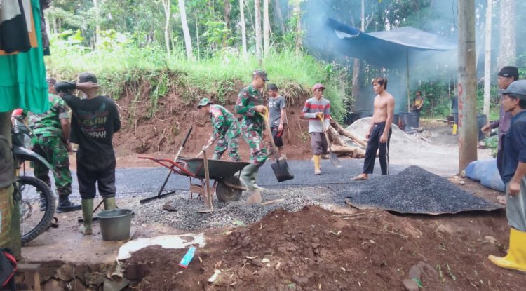 Danramil 08 Purwanegara Terjun Langsung Bantu Pengaspalan Jalan Usaha Tani di Desa Karangayar