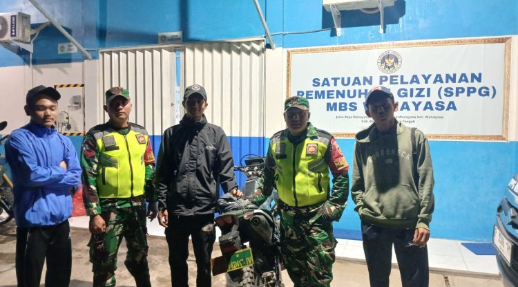 Babinsa melaksanakan Patroli Malam Menciptakan Kondusifitas Lingkungan
