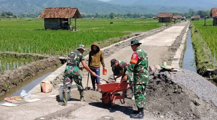 Serda Sektiaji Terjun Langsung Bangun Jalan Usaha Tani di desa Blambangan