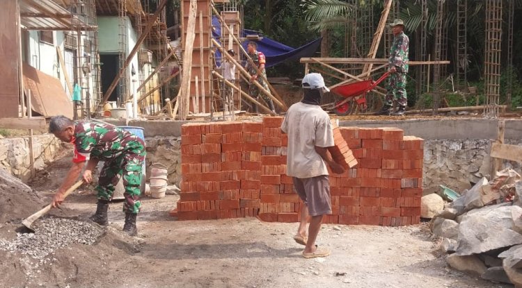 Semangat Gotong Royong Danramil Dan Babinsa Bantu Pembuatan Rumah Milik Warga