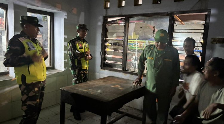 BABINSA KORAMIL 02/KLAMPOK BERSAMA WARGA DAN SATLINMAS  MELAKSANAKAN KEGIATAN  SISKAMLING