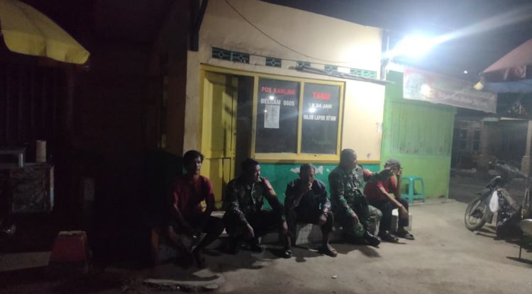 BABINSA BERSAMA WARGA MELAKSANAKAN SISKAMLING MENCIPTAKAN RASA AMAN DI WILAYAH BINAANNYA
