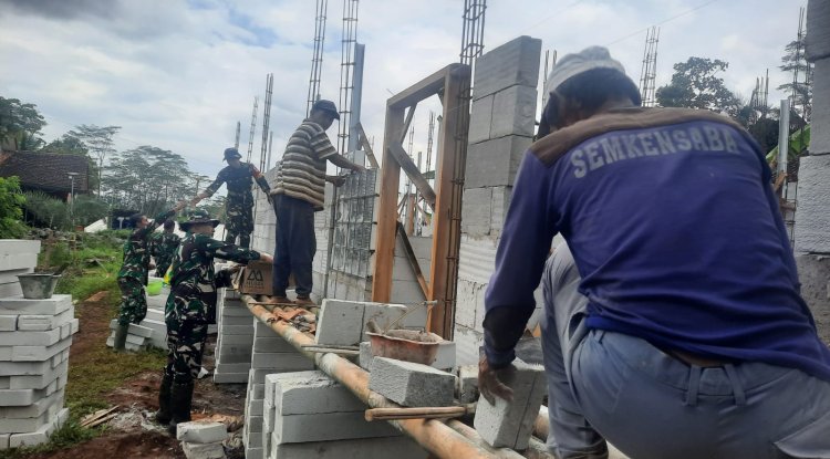 Koramil 03 Wanadadi Bersama Warga Gotong Royong Bangun Rumah
