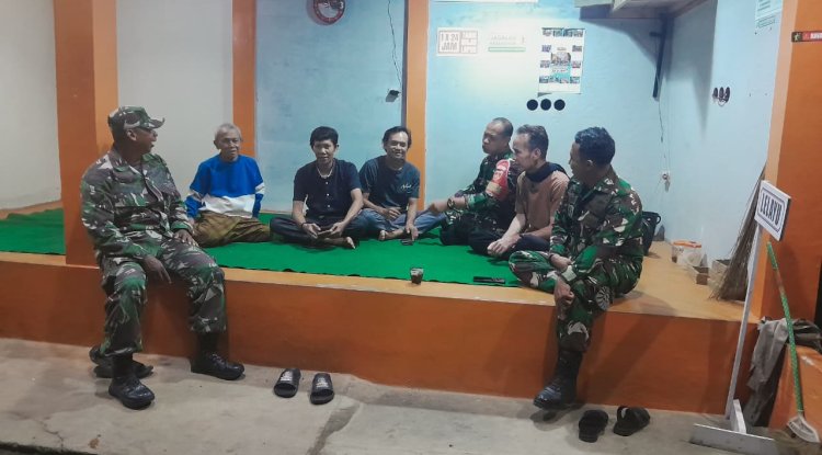 Anggota Koramil 12 Sigaluh Patroli Siskamling Bersama Warga Cegah Gangguan Kamtibmas