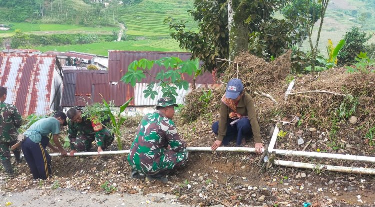 Danramil 06 kalibening dan Babinsa Bergotong royong bersama warga melaksanakan pipanisasi air bersih