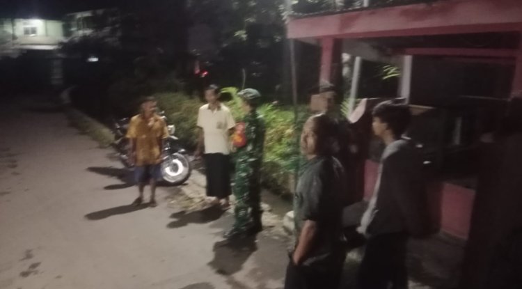 Patroli Rutin Piket Koramil 14 Madukara Sambangi Warga Sedang Ronda