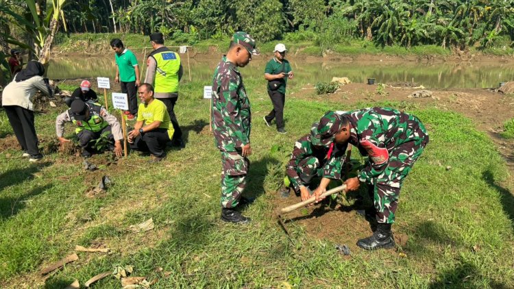 Koramil 02 Klampok Bersama Forkopimcam dan Siswa SMAN 1 Purwareja Klampok Gelar Aksi Penghijauan di Bantaran Sungai Serayu