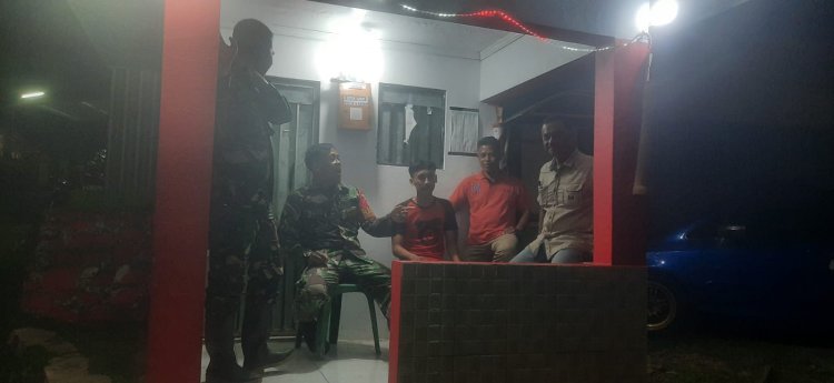 Anggota Koramil 12 Sigaluh Patroli Siskamling Bersama Warga Cegah Gangguan Kamtibmas