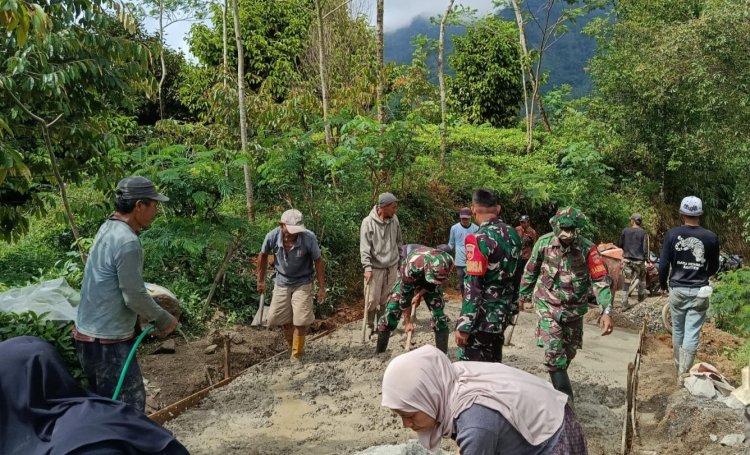 Danramil 06 Kalibening gotong royong bersama warga melaksanakan pembangunan Jalan Usaha Tani