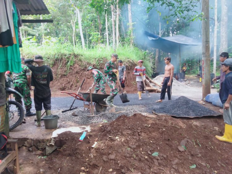 Danramil 08 Purwanegara Terjun Langsung Bantu Pengaspalan Jalan Usaha Tani di Desa Karangayar