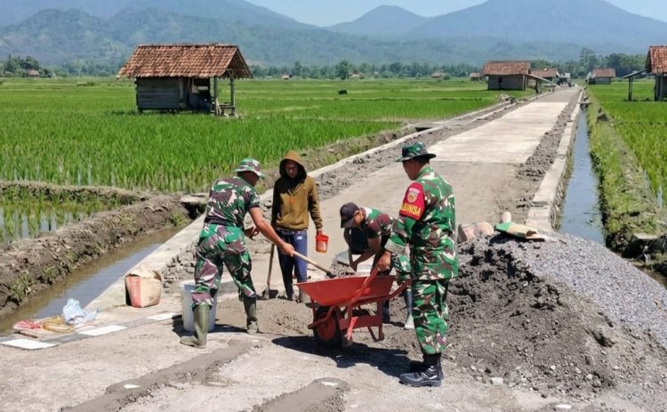 Serda Sektiaji Terjun Langsung Bangun Jalan Usaha Tani di desa Blambangan