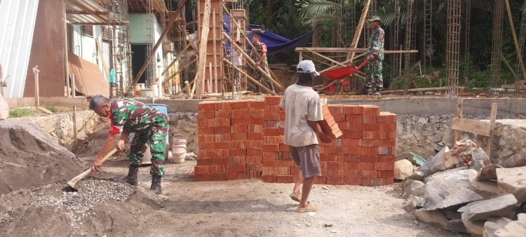 Semangat Gotong Royong Danramil Dan Babinsa Bantu Pembuatan Rumah Milik Warga