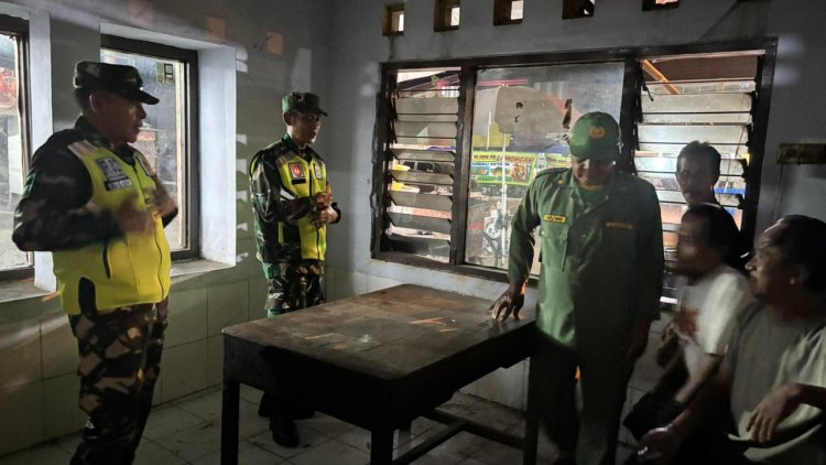 BABINSA KORAMIL 02/KLAMPOK BERSAMA WARGA DAN SATLINMAS  MELAKSANAKAN KEGIATAN  SISKAMLING