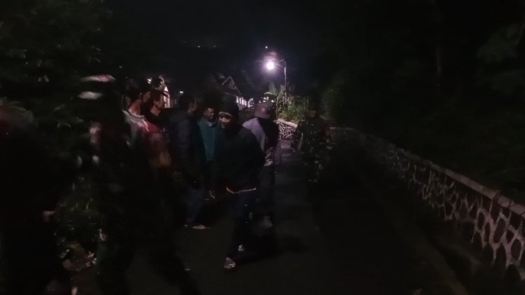 Babinsa bersama Warga dan Linmas melaksanakan Patroli Siskamling